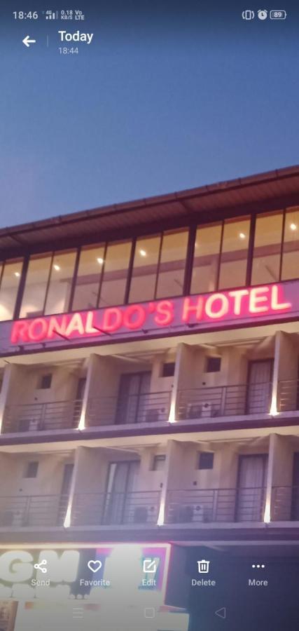 ホテル Ronaldos Old Goa パナジ エクステリア 写真